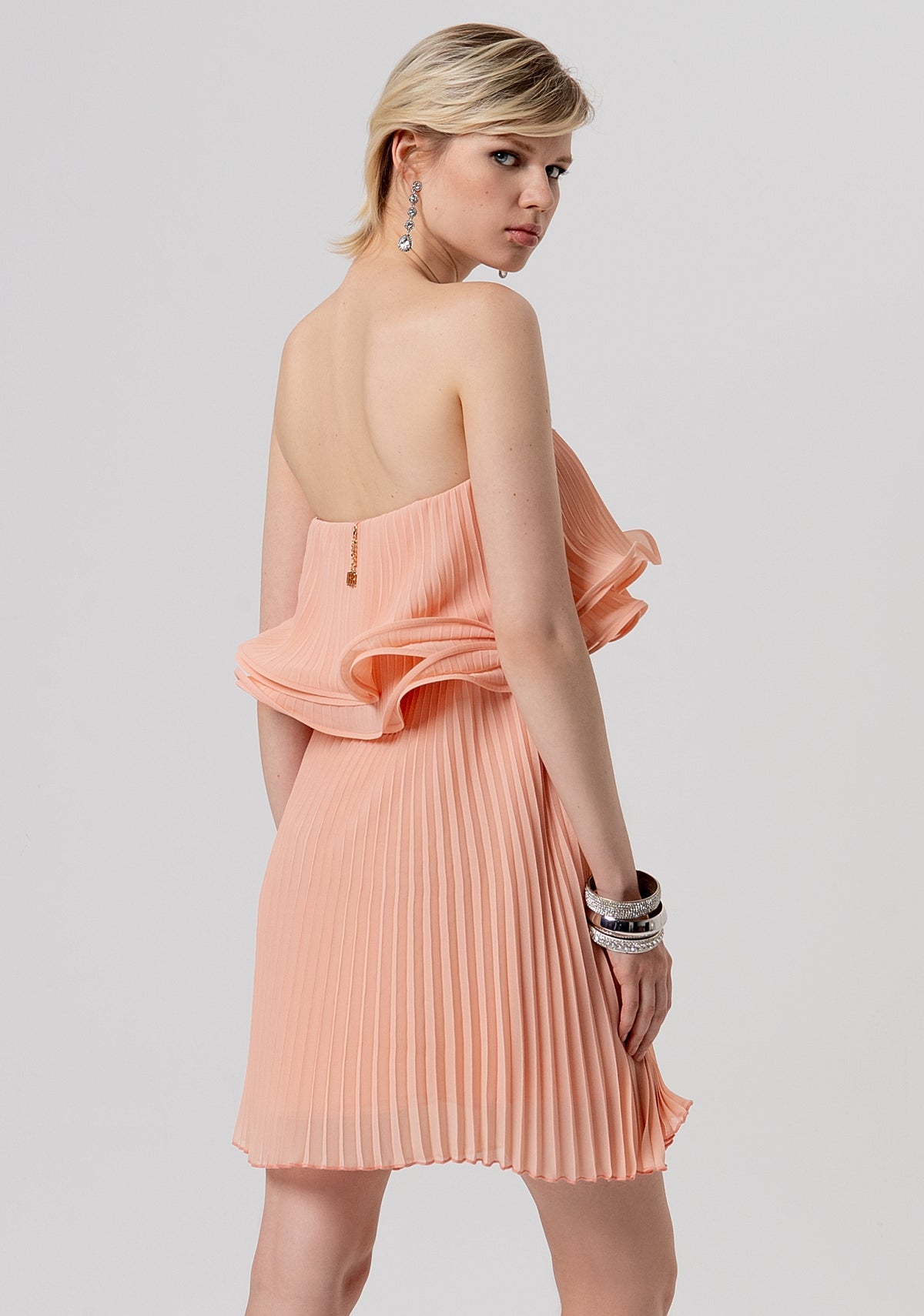 MINI VESTIDO REGULAR FIT FEITO EM TECIDO COM EFEITO PLISSÈ