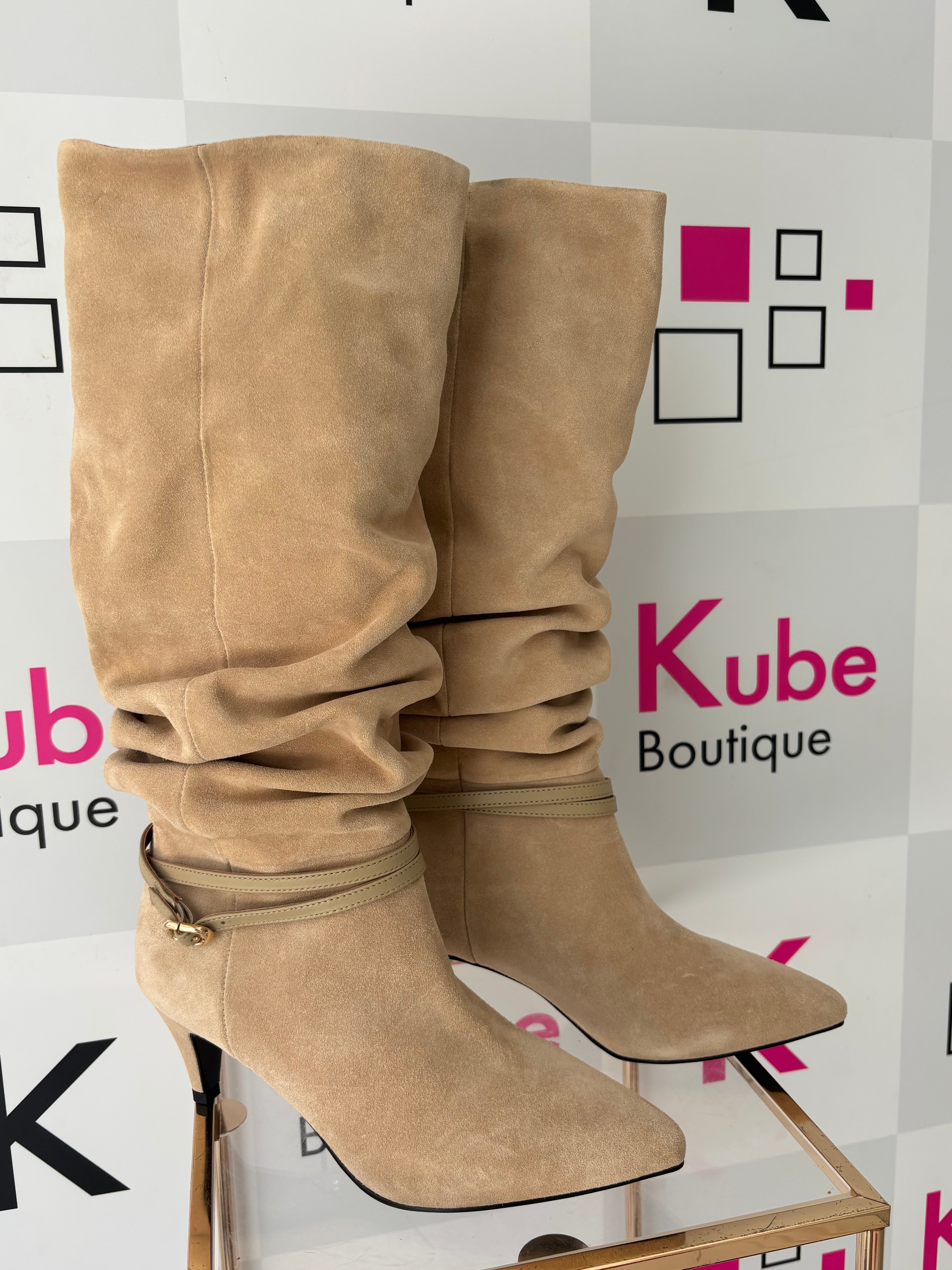 Bota Cano Médio em Camurça