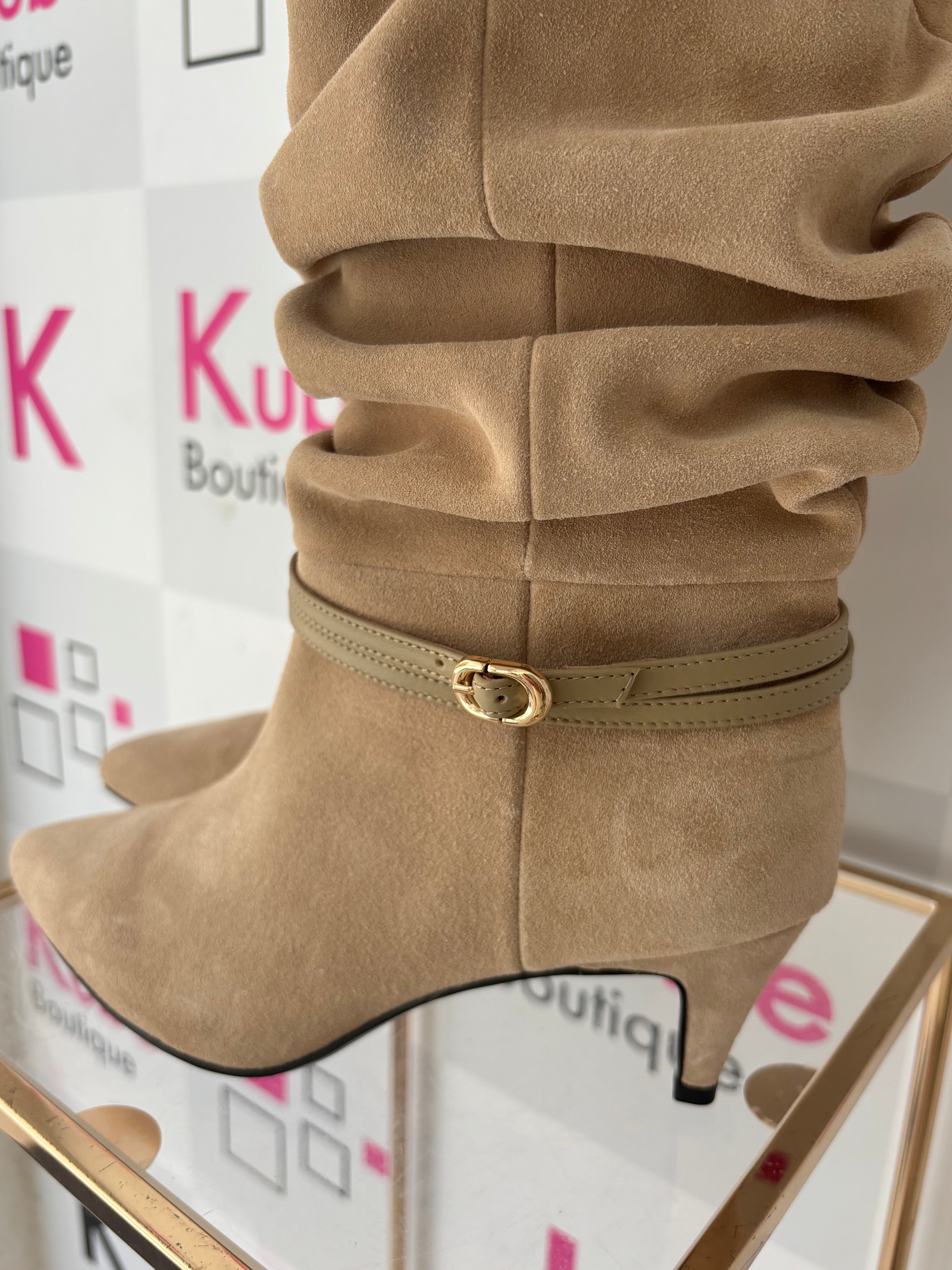 Bota Cano Médio em Camurça