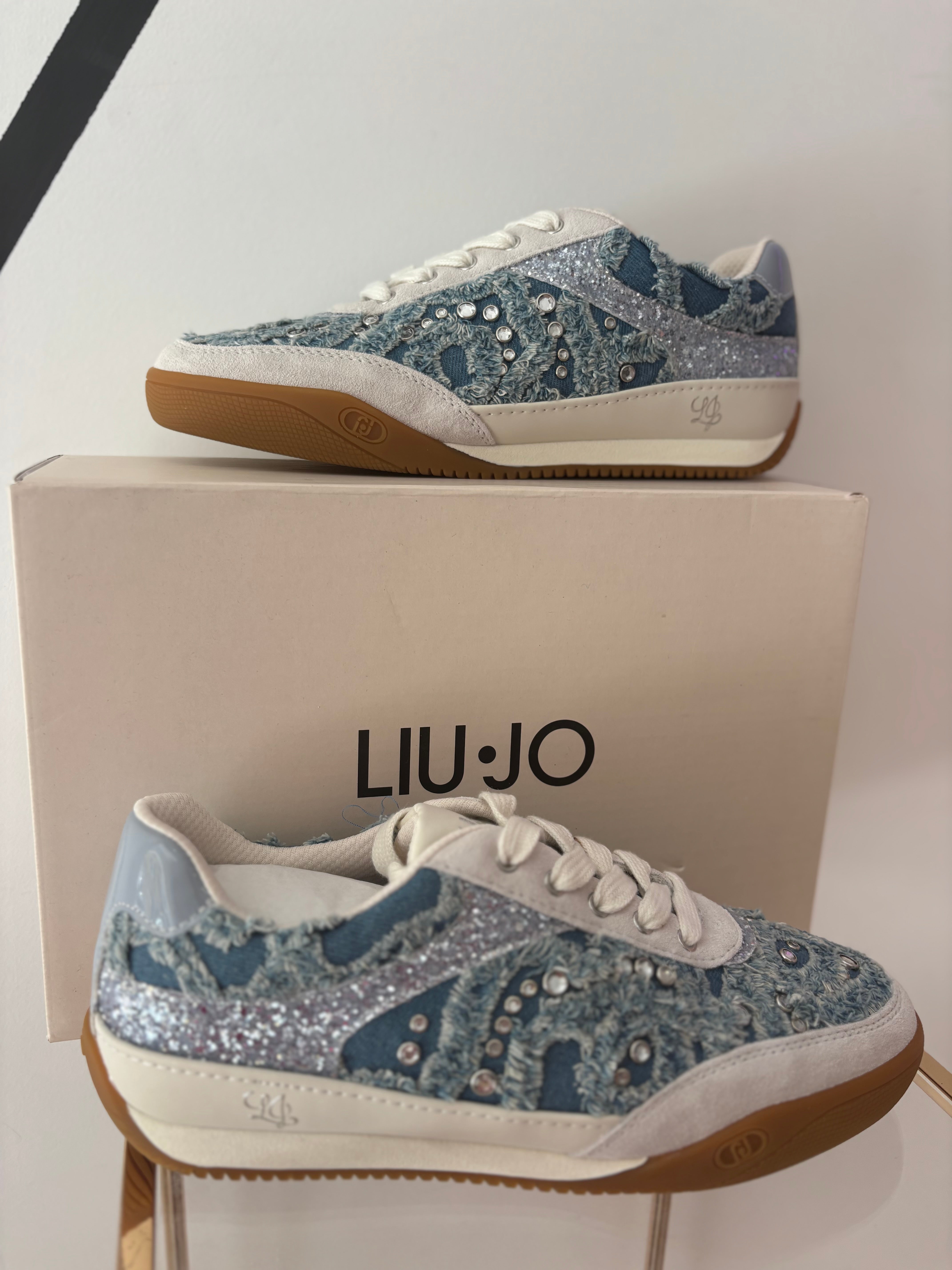 Tênis jeans com pedras de jóias