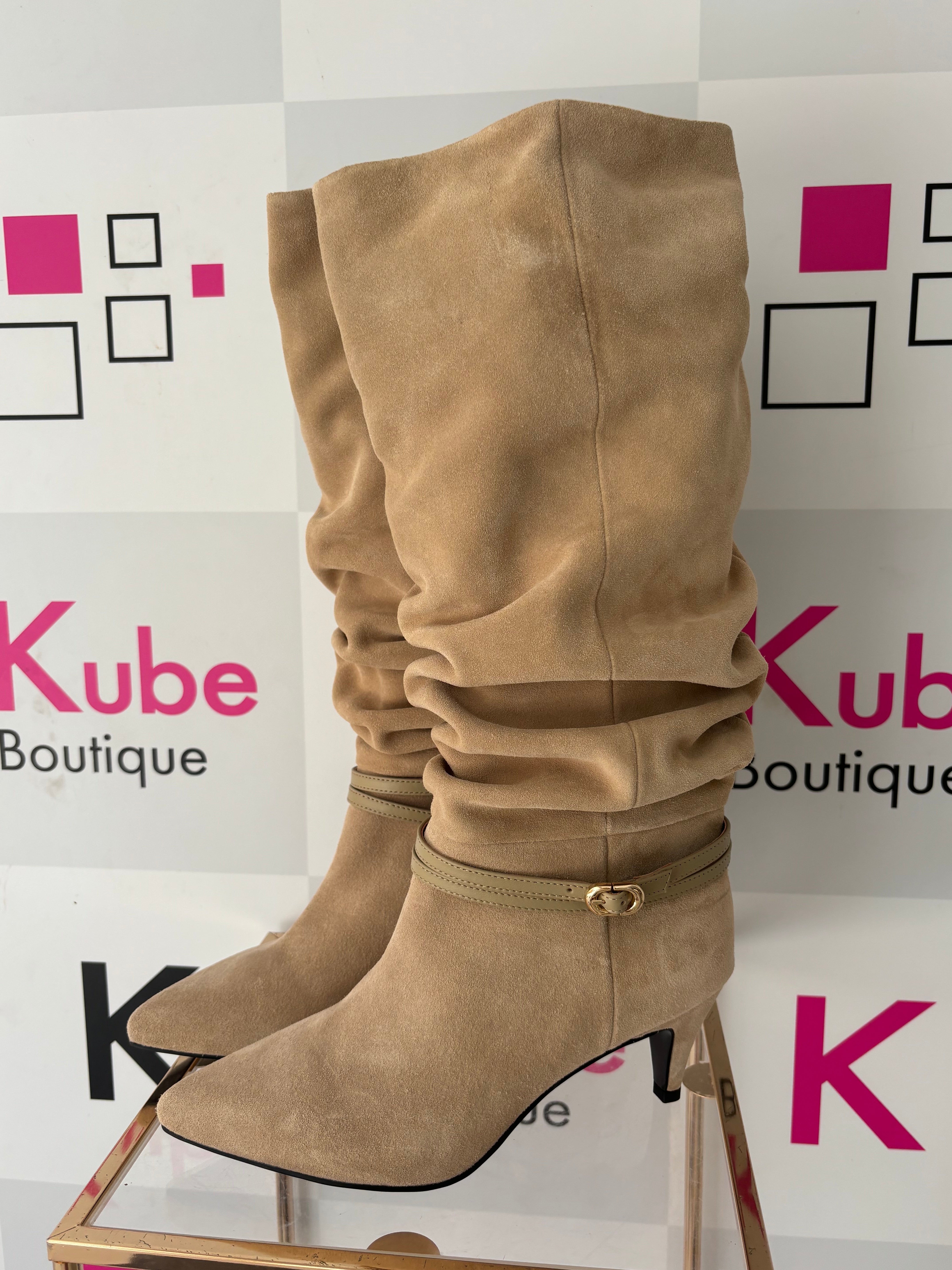 Bota Cano Médio em Camurça