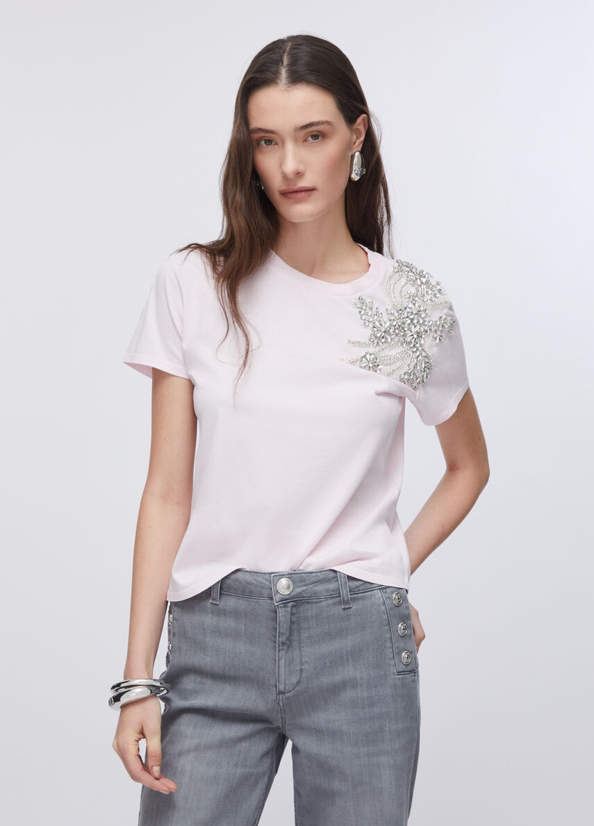 T-shirt com bordado de joias