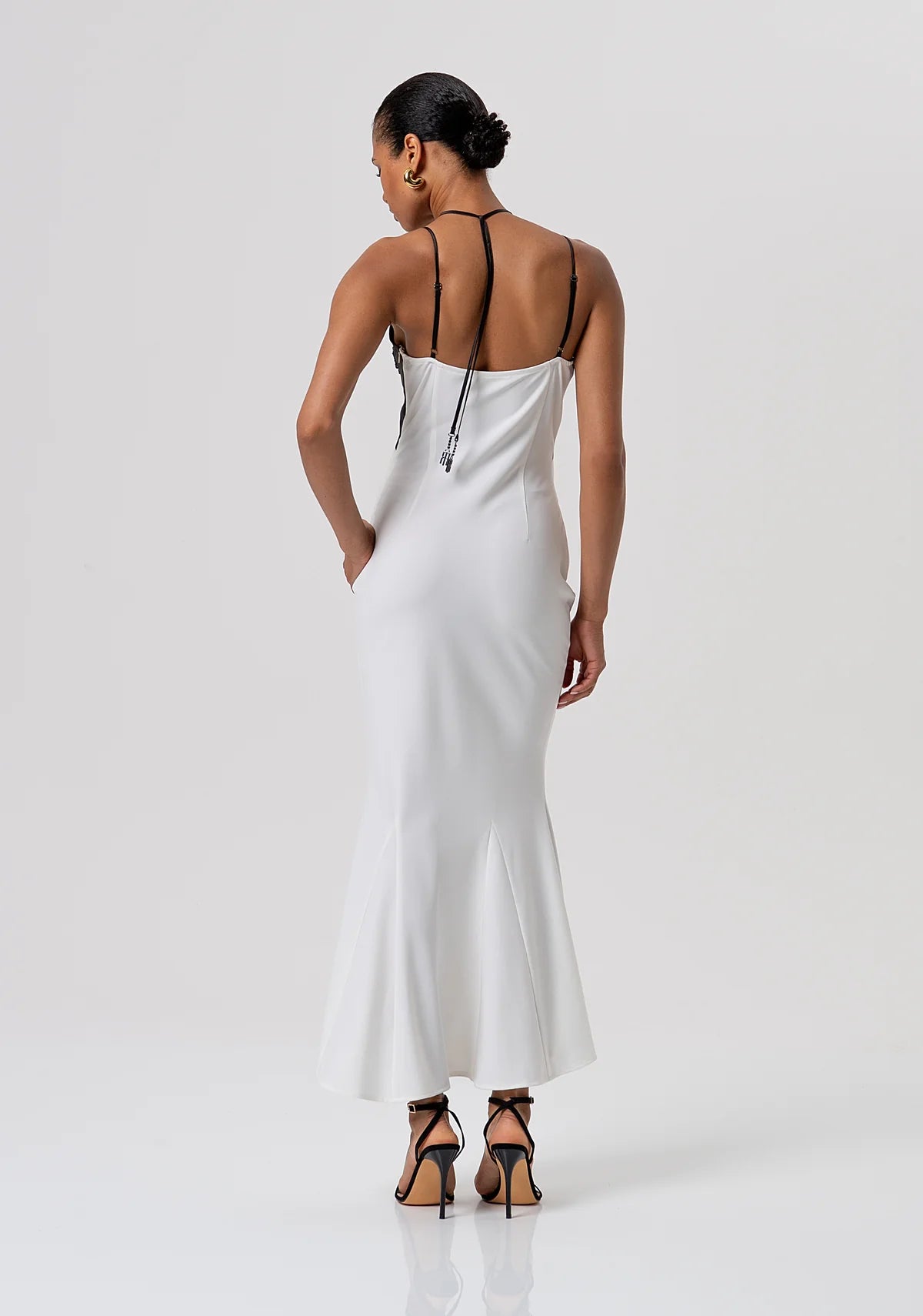 Vestido comprido sem mangas feito em tecidos variados