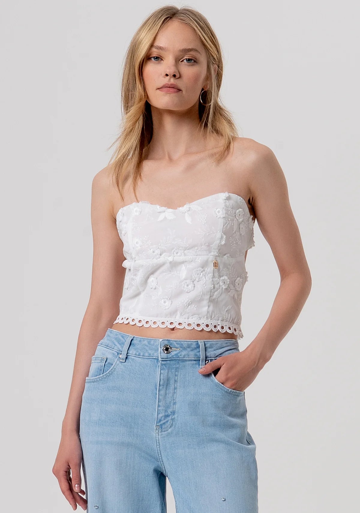 Top bustiê slim fit confeccionado em renda