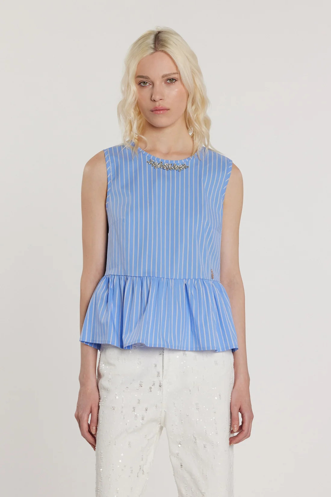 Blusa Azul com acessório prata