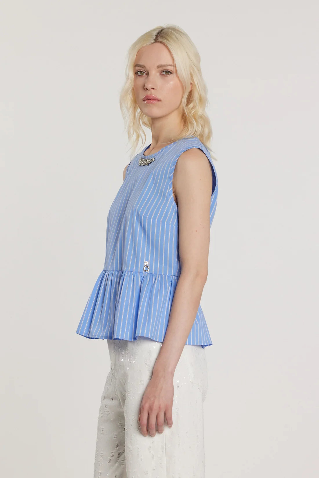 Blusa Azul com acessório prata