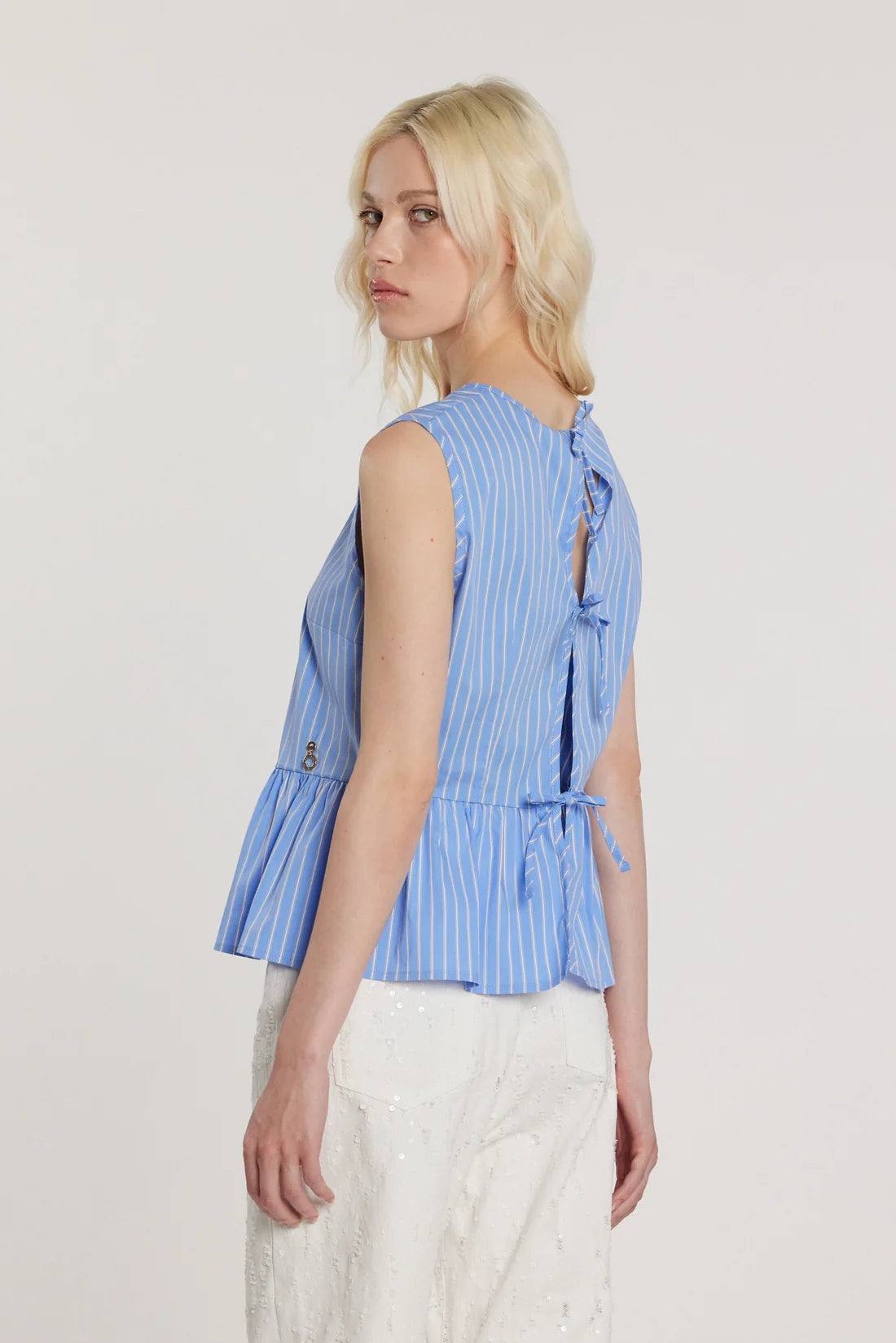 Blusa Azul com acessório prata