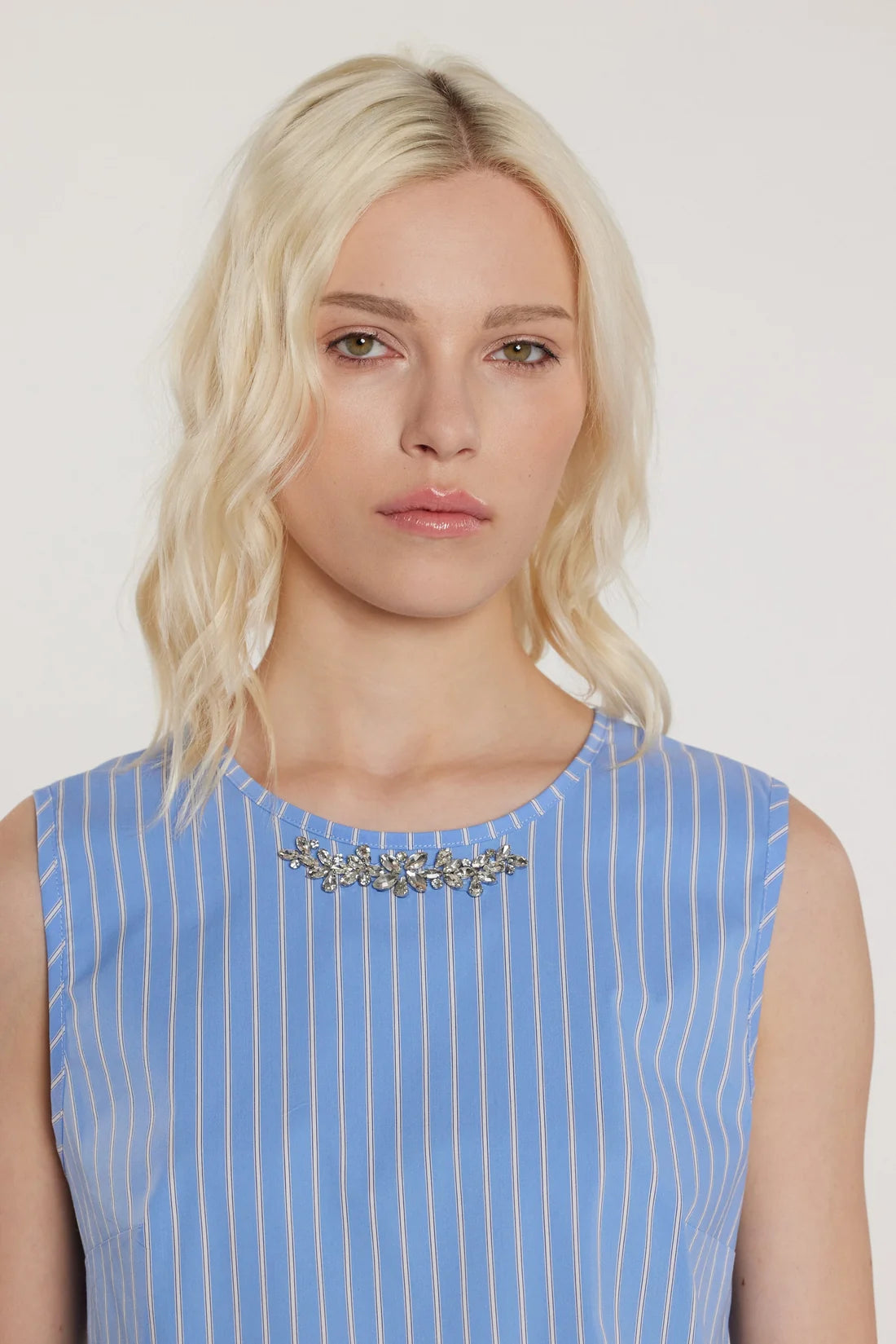 Blusa Azul com acessório prata