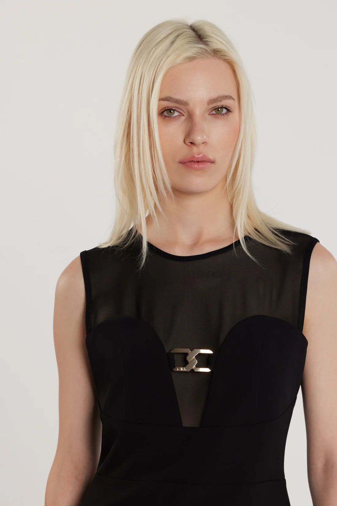 Vestido curto sem mangas SABINE com decote coração, detalhes em tule e laço com o logotipo.