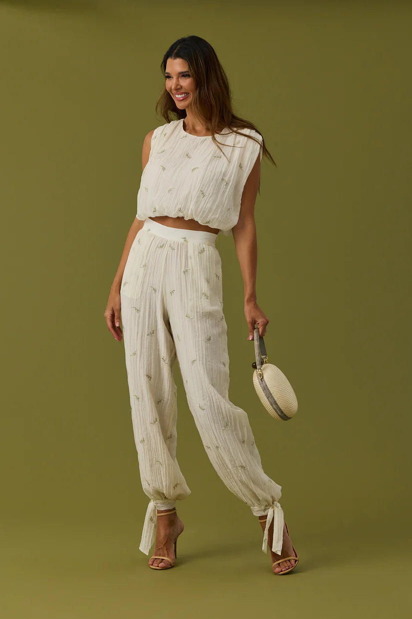Calça com Bordado